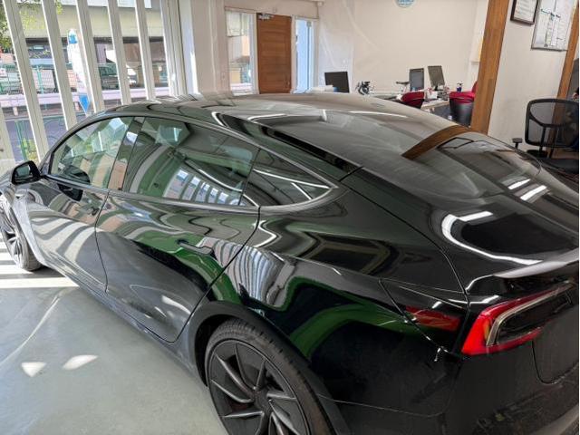 テスラ モデル３にスモークフィルムの貼付カスタムを致しました。お問合せ番号ＳＢ：９５４８東京都世田谷区のジェミーズ株式会社　渋谷区　目黒区　港区　品川区　神奈川　横浜市　川崎市　新規のお客様大歓迎　代車　レッカー