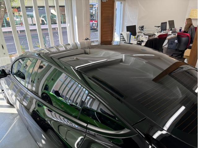 テスラ モデル３にスモークフィルムの貼付カスタムを致しました。お問合せ番号ＳＢ：９５４８東京都世田谷区のジェミーズ株式会社　渋谷区　目黒区　港区　品川区　神奈川　横浜市　川崎市　新規のお客様大歓迎　代車　レッカー