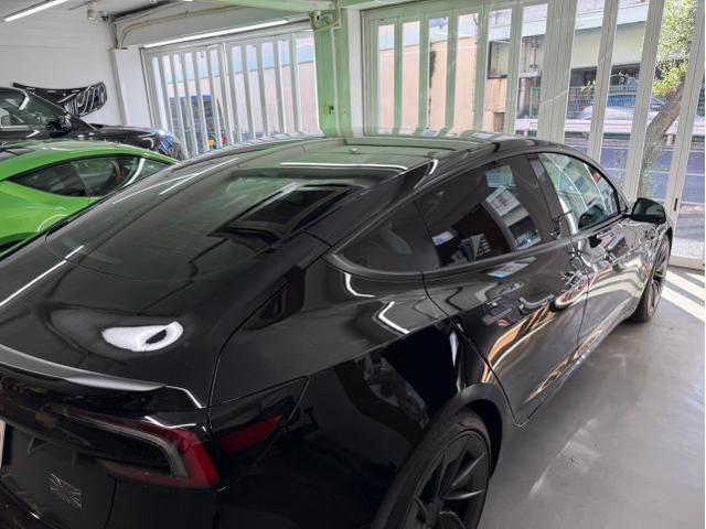 テスラ モデル３にスモークフィルムの貼付カスタムを致しました。お問合せ番号ＳＢ：９５４８東京都世田谷区のジェミーズ株式会社　渋谷区　目黒区　港区　品川区　神奈川　横浜市　川崎市　新規のお客様大歓迎　代車　レッカー