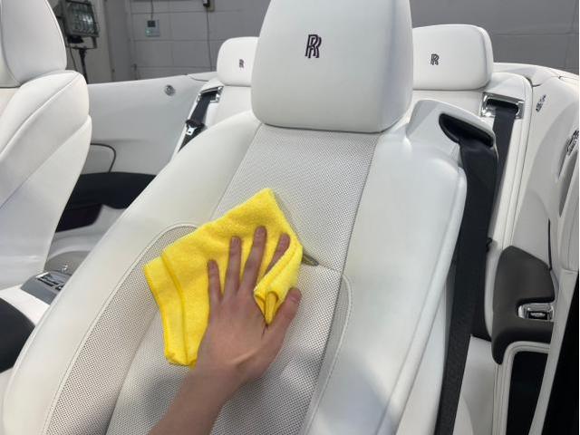 ロールスロイス ドーン／インテリアコーティングのご紹介です　東京都世田谷区のジェミーズ株式会社　渋谷区　目黒区　港区　品川区　神奈川　横浜市　川崎市　新規のお客様大歓迎　代車　レッカー