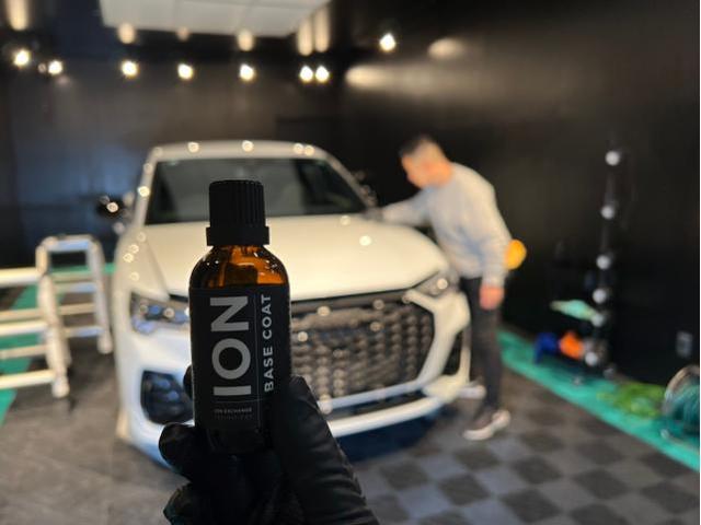 新車アウディ Q3／セラミックプロイオン2層／ホイールコーティングのご紹介です　東京都世田谷区のジェミーズ株式会社　渋谷区　目黒区　港区　品川区　神奈川　横浜市　川崎市　新規のお客様大歓迎　代車　レッカー