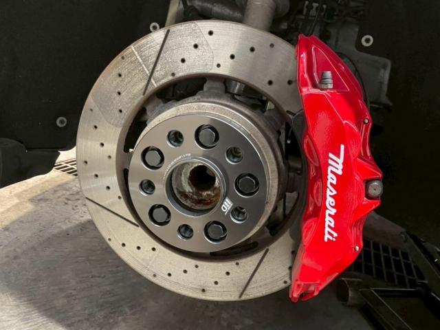 マセラティ グラントゥーリズモにＩＩＤ製スペーサーの取付けカスタムを行いました。お問合せ番号ＳＢ：１０１２０東京都世田谷区のジェミーズ株式会社　渋谷区　目黒区　港区　品川区　神奈川　横浜市　新規のお客様大歓迎　代車　レッカー