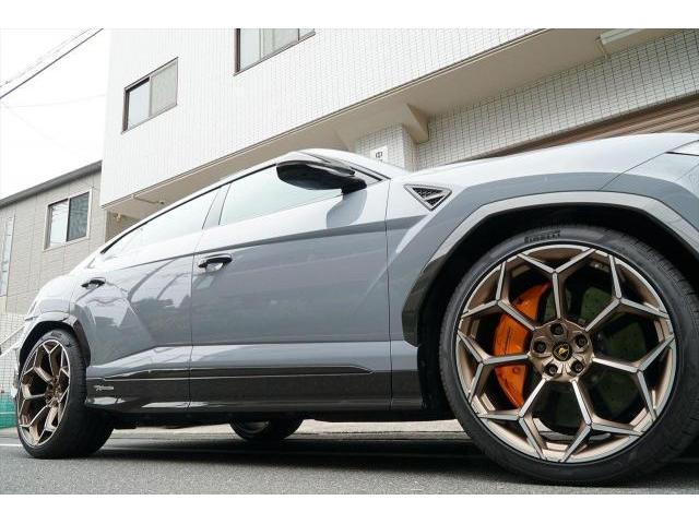 入庫情報　2024年モデル Lamborghini ウルス ペルフォルマンテ オプション863万円 希少カラー 右ハンドル　東京都世田谷区のジェミーズ株式会社　渋谷区　目黒区　港区　品川区　神奈川　横浜市　新規のお客様大歓迎　代車　レッカー