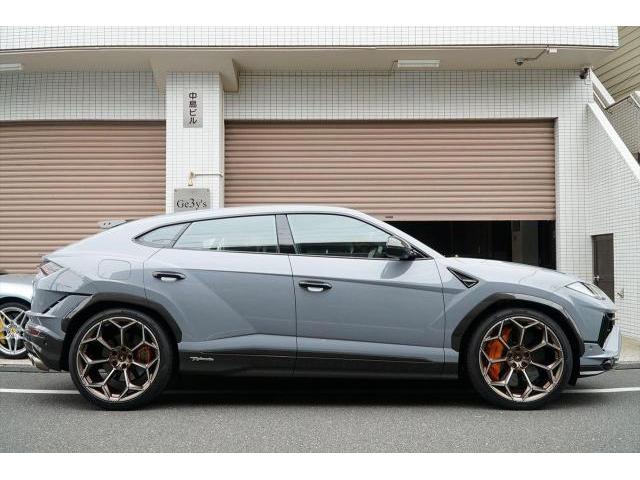 入庫情報　2024年モデル Lamborghini ウルス ペルフォルマンテ オプション863万円 希少カラー 右ハンドル　東京都世田谷区のジェミーズ株式会社　渋谷区　目黒区　港区　品川区　神奈川　横浜市　新規のお客様大歓迎　代車　レッカー