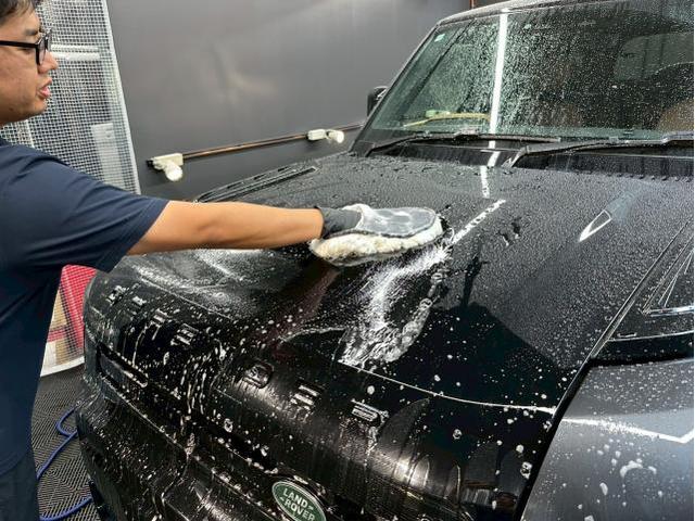 ランドローバー ディフェンダー110／セラミックプロ レギュラーメンテナンス／ボンネットベント リアスポイラーのトップコート塗布のご紹介です　東京都世田谷区のジェミーズ株式会社　渋谷区　新規のお客様大歓迎　代車　レッカー