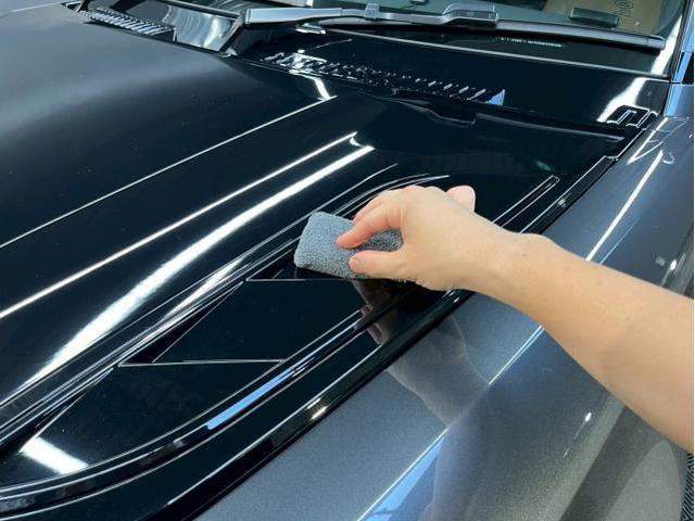 ランドローバー ディフェンダー110／セラミックプロ レギュラーメンテナンス／ボンネットベント リアスポイラーのトップコート塗布のご紹介です　東京都世田谷区のジェミーズ株式会社　渋谷区　新規のお客様大歓迎　代車　レッカー