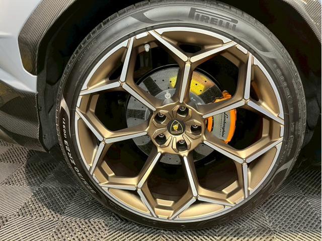 ランボルギーニ ウルスペルフォルマンテ／ファインラボ セラミックウルトラV2＋オリジナルセラミック／ホイール／インテリアコーティングのご紹介です　東京都世田谷区のジェミーズ株式会社　渋谷区　新規のお客様大歓迎　代車　レッカー