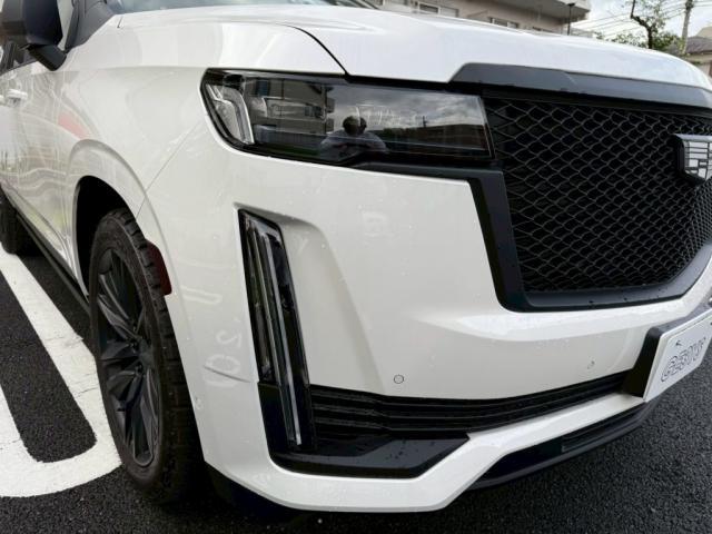 キャデラック エスカレードのヘッドライトにスモークプロテクションフィルムの施工を致しました。お問合せ番号ＳＢ：１０３０４東京都世田谷区のジェミーズ株式会社　渋谷区　目黒区　港区　品川区　神奈川　横浜市　新規のお客様大歓迎　代車　レッカー