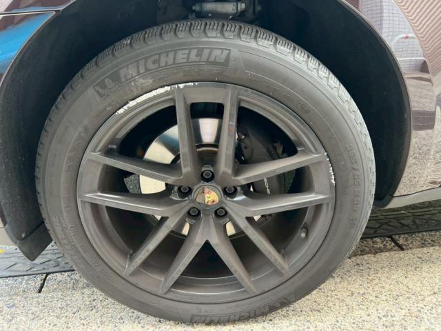 ポルシェ マカンのアルミホイールリペアを致しました。お問合せ番号ＳＢ：１０４００東京都世田谷区のジェミーズ株式会社　渋谷区　目黒区　港区　品川区　神奈川　横浜市　新規のお客様大歓迎　代車　レッカー