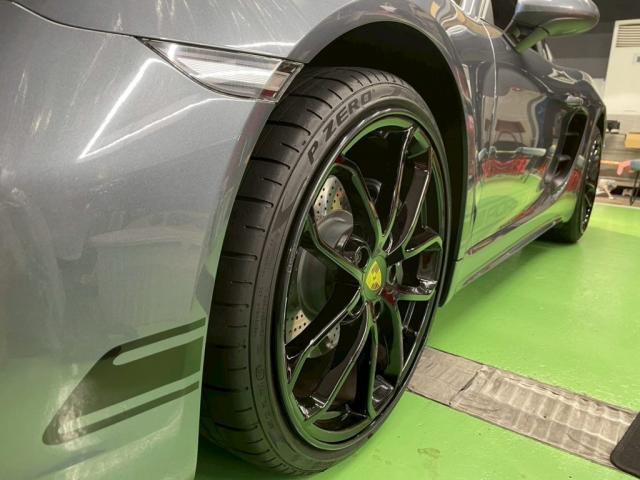 ポルシェ ７１８ケイマンにホイールリムガード（アロイゲーター）の取付けカスタムを致しました。お問合せ番号ＳＢ：１０３８２東京都世田谷区のジェミーズ株式会社　渋谷区　目黒区　港区　品川区　神奈川　横浜市　新規のお客様大歓迎　代車　レッカー