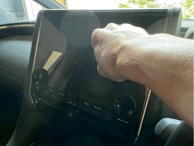 トヨタ アルファードのインテリア液晶パネルに保護フィルムの貼り付けを致しました。お問合せ番号ＳＢ：１０４１２東京都世田谷区のジェミーズ株式会社　渋谷区　目黒区　港区　品川区　神奈川　横浜市　新規のお客様大歓迎　代車　レッカー