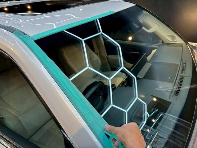 トヨタ ランドクルーザー300ZX／フロントガラスPPF剥がし／フロントガラスコーティング＋撥水ワイパー交換のご紹介です　東京都世田谷区のジェミーズ株式会社　渋谷区　目黒区　港区　品川区　神奈川　横浜市　新規のお客様大歓迎　代車　レッカー