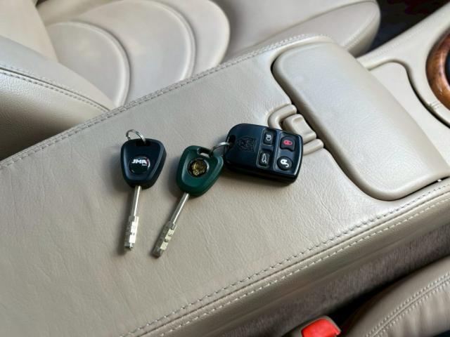 ジャガー XKR │ イモビライザー付きスペアキー作成【世田谷区】東京都世田谷区のジェミーズ株式会社 渋谷区 目黒区 港区 品川区 神奈川 横浜市 新規のお客様大歓迎 代車 レッカー