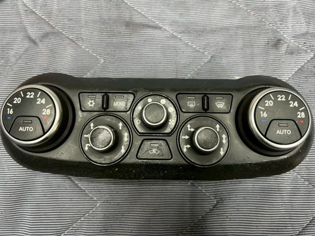 フェラーリ Ｆ１２｜内装インテリアのべたつき除去【世田谷区】お問合せ番号ＳＢ：１０６７０東京都世田谷区のジェミーズ株式会社　渋谷区　目黒区　港区　品川区　神奈川　横浜市　新規のお客様大歓迎　代車　レッカー