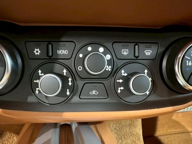 フェラーリ Ｆ１２｜内装インテリアのべたつき除去【世田谷区】お問合せ番号ＳＢ：１０６７０東京都世田谷区のジェミーズ株式会社　渋谷区　目黒区　港区　品川区　神奈川　横浜市　新規のお客様大歓迎　代車　レッカー