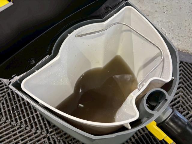 日産 ノート／【ペットの掃除】リンサークリーニング／ナノゾーンコートモビリティ光触媒コーティングのご紹介です　東京都世田谷区のジェミーズ株式会社　渋谷区　目黒区　港区　品川区　神奈川　横浜市　川崎市　新規のお客様大歓迎　代車　レッカー