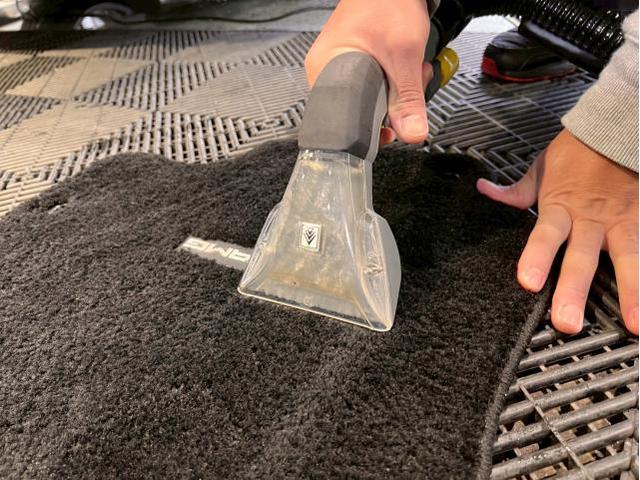 メルセデスベンツ GLE300d／【ジュースこぼしの掃除】リンサークリーニング／ナノゾーンコートモビリティ光触媒コーティングのご紹介です　東京都世田谷区のジェミーズ株式会社　渋谷区　目黒区　港区　品川区　新規のお客様大歓迎　代車　レッカー