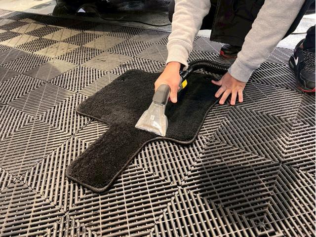 メルセデスベンツ GLE300d／【ジュースこぼしの掃除】リンサークリーニング／ナノゾーンコートモビリティ光触媒コーティングのご紹介です　東京都世田谷区のジェミーズ株式会社　渋谷区　目黒区　港区　品川区　新規のお客様大歓迎　代車　レッカー