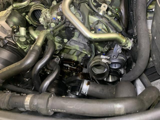 メルセデスベンツ W222 S550 エンジンオイル漏れ＆冷却水漏れ修理