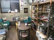 マンガや雑誌などお完備。退屈させない商談スペース！