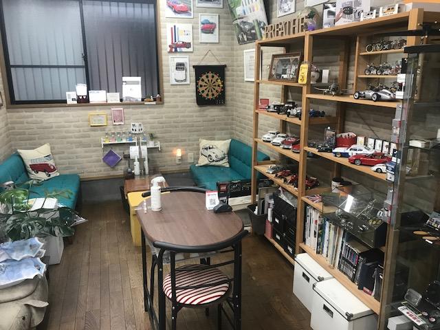 マンガや雑誌などお完備。退屈させない商談スペース！