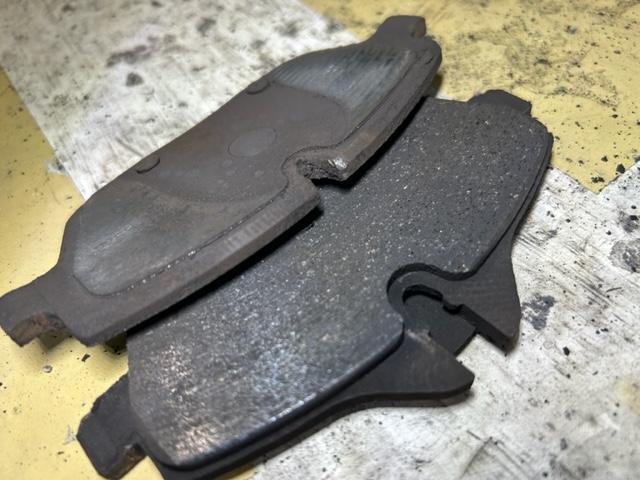 BMW MINI Cooper R56　ミニ　クーパー　フロントブレーキパッド交換ご入庫頂きました　和泉市