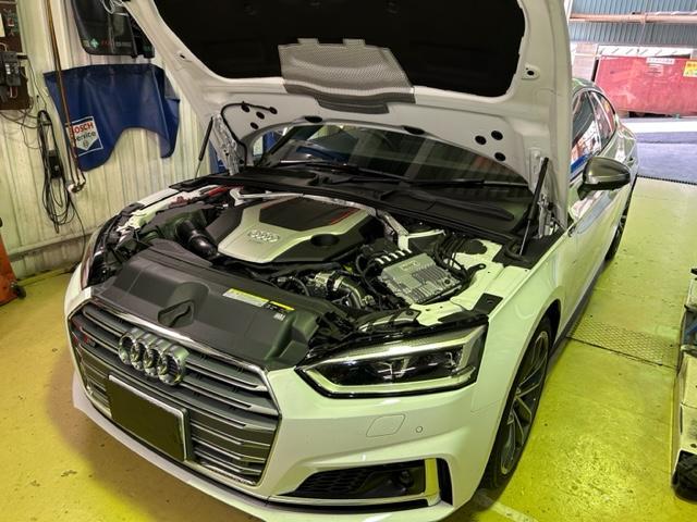 AUDI S5 Sportback Quattro　アウディS5　エンジンオイル交換　ご入庫ありがとうございます　大阪府　和泉市