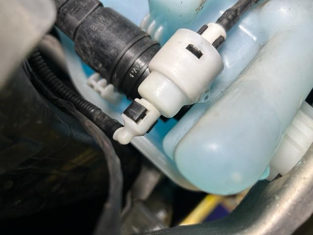 BMW 218d F45 ガレージに水の漏れ痕 大阪府 和泉市