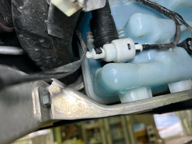 BMW 218d F45 ガレージに水の漏れ痕 大阪府 和泉市