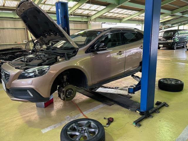 VOLVO V40 CROSSCOUNTRY　ボルボ　V40　クロスカントリー　エアコン効かない　コンデンサー交換　タイヤ交換　エンジンオイル交換　ご入庫ありがとうございます！　大阪府　和泉市