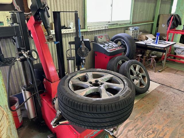 VOLVO V40 CROSSCOUNTRY　ボルボ　V40　クロスカントリー　エアコン効かない　コンデンサー交換　タイヤ交換　エンジンオイル交換　ご入庫ありがとうございます！　大阪府　和泉市