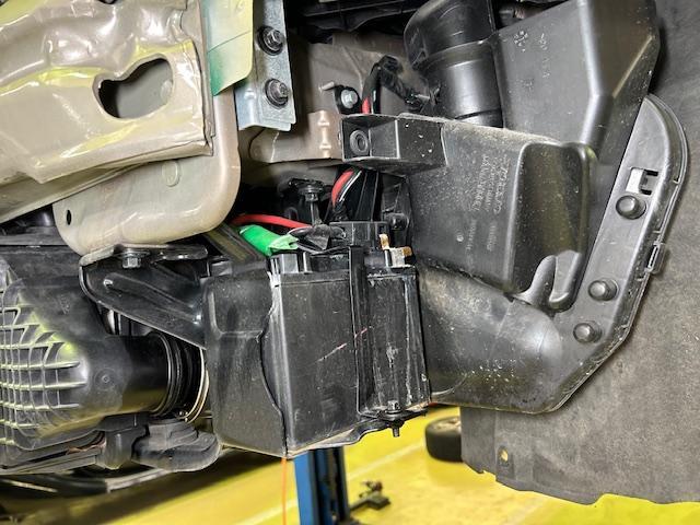 VOLVO V40 CROSSCOUNTRY　ボルボ　V40　クロスカントリー　エアコン効かない　コンデンサー交換　タイヤ交換　エンジンオイル交換　ご入庫ありがとうございます！　大阪府　和泉市