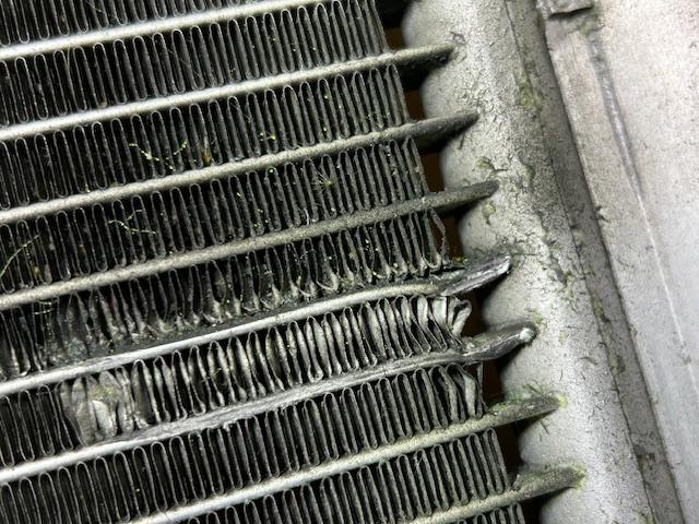 VOLVO V40 CROSSCOUNTRY　ボルボ　V40　クロスカントリー　エアコン効かない　コンデンサー交換　タイヤ交換　エンジンオイル交換　ご入庫ありがとうございます！　大阪府　和泉市