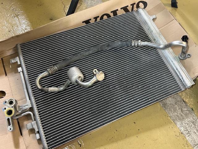 VOLVO V40 CROSSCOUNTRY　ボルボ　V40　クロスカントリー　エアコン効かない　コンデンサー交換　タイヤ交換　エンジンオイル交換　ご入庫ありがとうございます！　大阪府　和泉市