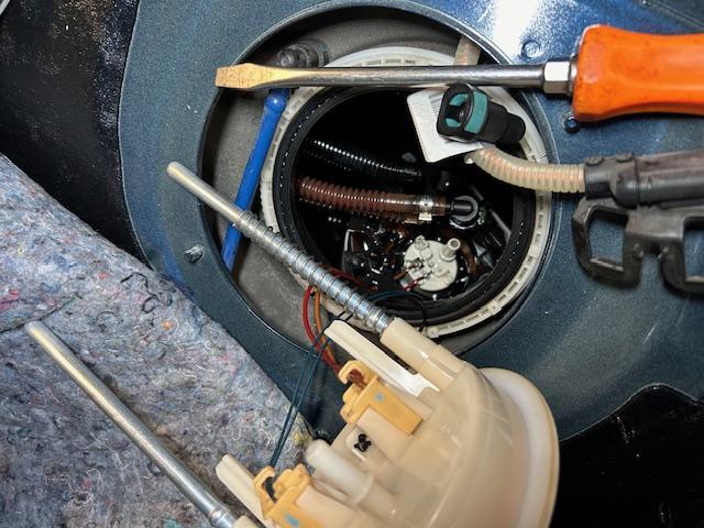 BMW 116i E87 燃料漏れ修理 大阪府 和泉市