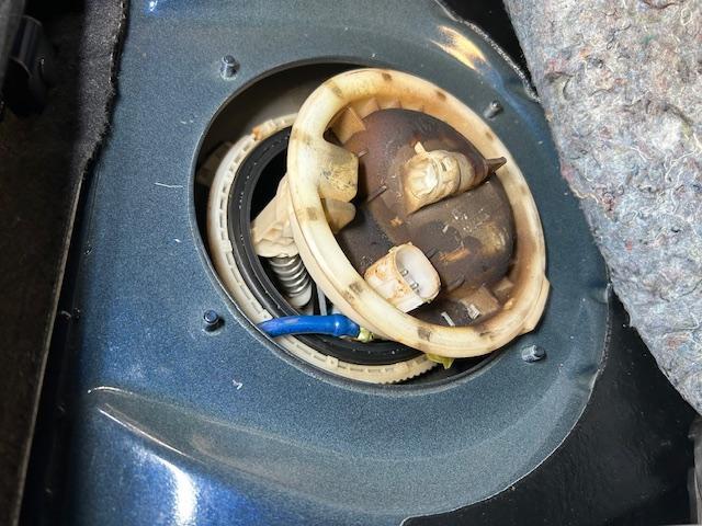 BMW 116i E87 燃料漏れ修理 大阪府 和泉市