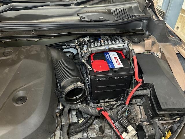 VOLVO V40 Crosscountry　ボルボ　V40　クロスカントリー　バッテリー交換　ご入庫ありがとうございます！
大阪府　和泉市