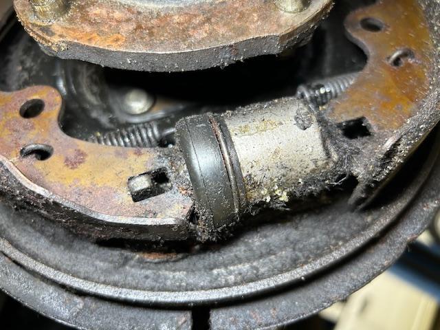 DATSUN FAIRLADY SR311 ダットサン フェアレディ2000 ローウィンド 車検整備 リヤブレーキO/H リヤシャフトシール交換 大阪府 和泉市