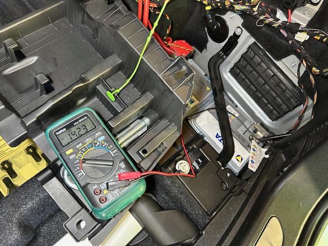 BMW 320d F31 エンジンオイル交換 バッテリー交換 ご入庫ありがとうございます! 大阪府 和泉市