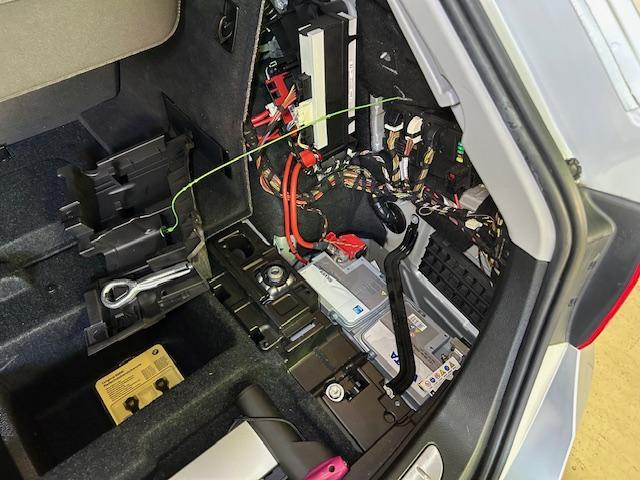 BMW 320d F31 エンジンオイル交換 バッテリー交換 ご入庫ありがとうございます! 大阪府 和泉市