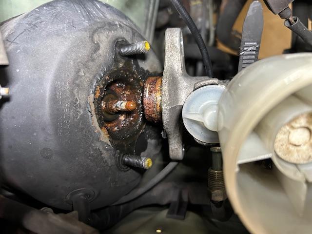 NISSAN FIGARO　ニッサン　フィガロ　FK10　ブレーキオイル漏れ　マスターシリンダー交換　ドライブシャフトブーツ交換　大阪府　和泉市