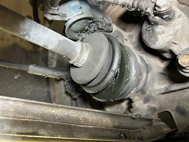 NISSAN FIGARO　ニッサン　フィガロ　FK10　ブレーキオイル漏れ　マスターシリンダー交換　ドライブシャフトブーツ交換　大阪府　和泉市