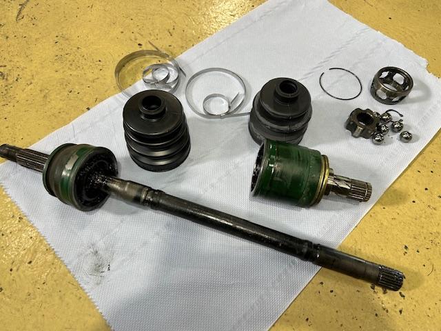 NISSAN FIGARO　ニッサン　フィガロ　FK10　ブレーキオイル漏れ　マスターシリンダー交換　ドライブシャフトブーツ交換　大阪府　和泉市