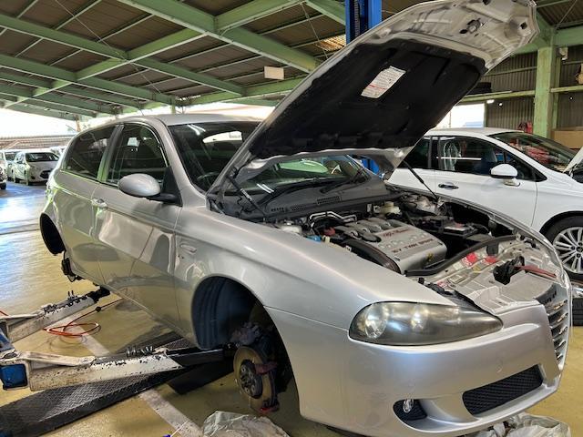 Alfa Romeo 147  アルファロメオ147 ツインスパーク M/T サーモスタット交換 ドライブシャフトブーツ交換 車検整備でのご入庫ありがとうございます! 大阪府 和泉市