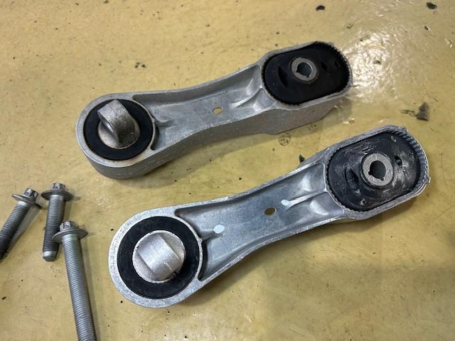 MINI Cooper Clubman F54 ミニ クーパー クラブマン 車検整備 エンジンマウント交換 ご入庫ありがとうございます! 大阪府 和泉市