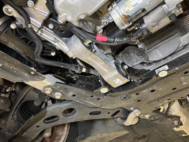 MINI Cooper Clubman F54 ミニ クーパー クラブマン 車検整備 エンジンマウント交換 ご入庫ありがとうございます! 大阪府 和泉市