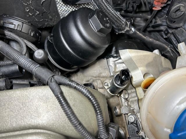 AUDI A6  アウディ A6 エンジンオイル漏れ オイルフィルターハウジング交換 大阪府 和泉市