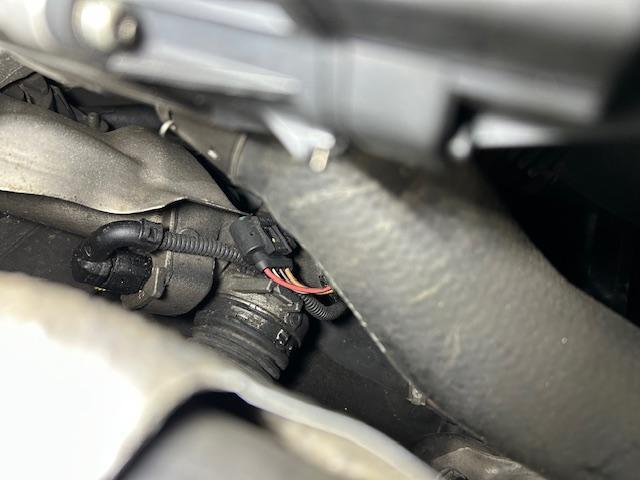 BMW 320i F30  バッテリー上がり 電動ウォーターポンプ交換 大阪府 和泉市