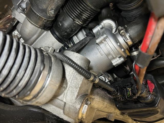 BMW 320i F30  バッテリー上がり 電動ウォーターポンプ交換 大阪府 和泉市