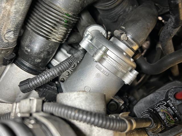 BMW 320i F30  バッテリー上がり 電動ウォーターポンプ交換 大阪府 和泉市